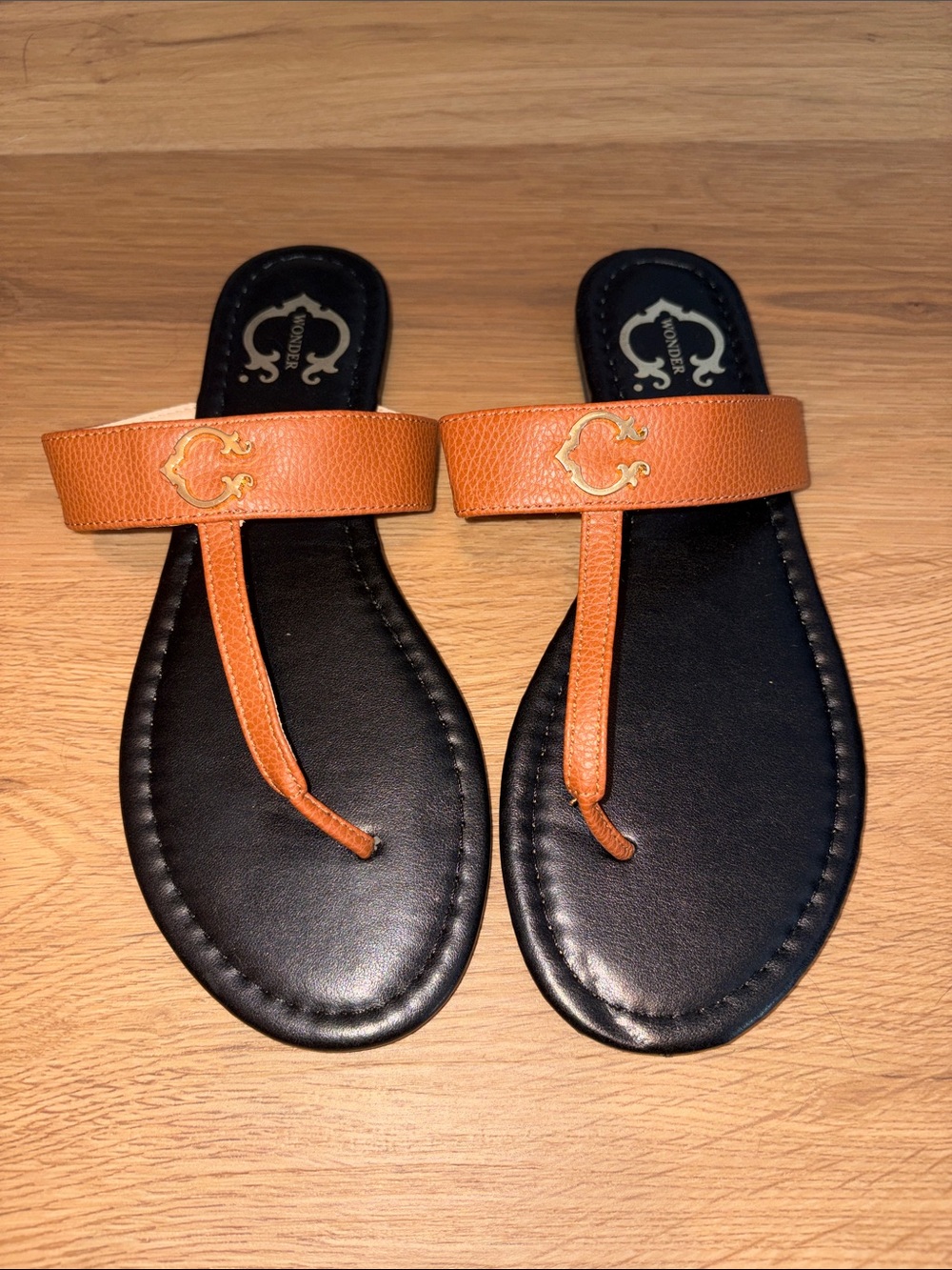 NWOT C. Wonder Primrose T-Strap Thong Sandals Brown Leather Gold Logo Size 7.5